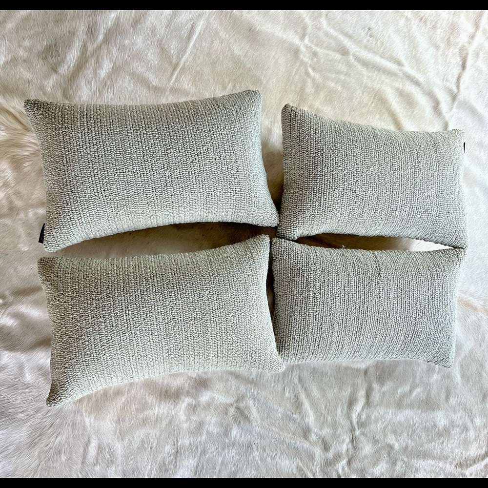 Safavieh 11” x 18” hooked pillows, set of 4, excellent cond.